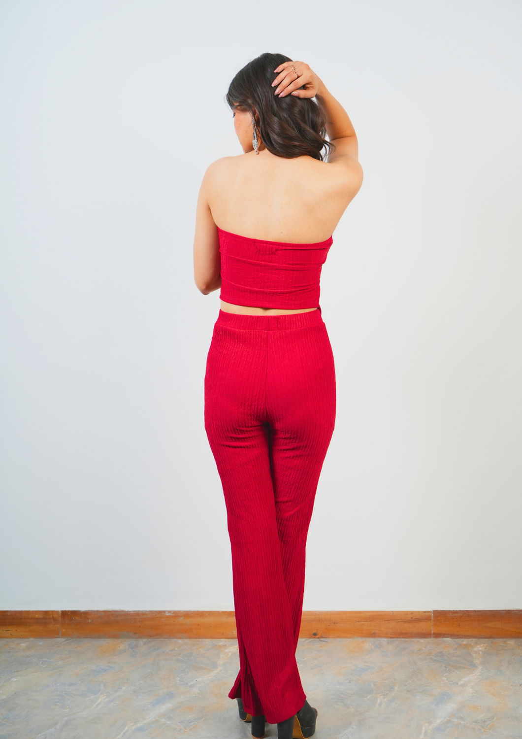 Stylish Coord Set Featuring a Front Leaf Cut and Tube-Less Style