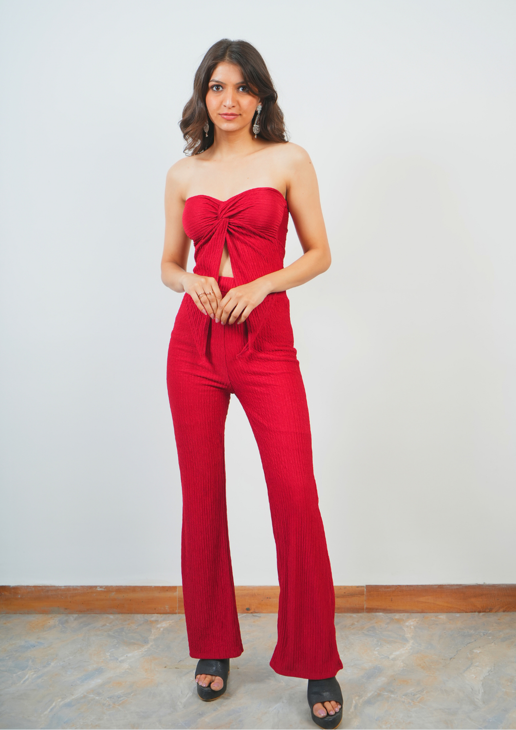 Stylish Coord Set Featuring a Front Leaf Cut and Tube-Less Style